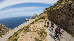 Mallorca und die bunte PestMittendrin statt nur dabei: eine Gruppe von zehn Bikeboardern trainierte auf der Balearen-Insel. Versuch einer Bestandsaufnahme ... 