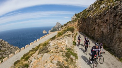 Mallorca und die bunte PestMittendrin statt nur dabei: eine Gruppe von zehn Bikeboardern trainierte auf der Balearen-Insel. Versuch einer Bestandsaufnahme ... 