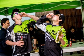 Bier und Schnaps (eine lokale Delikatesse in Ojen) für den Sieger des Enduro-Rennens, Marco Osborn. Nur Schnaps für den Dritten, Ben Cruz.
