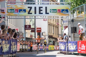 Zieleinlauf von Kuenz über die klassische Dolomitenradrundfahrtdistanz