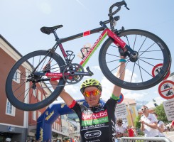 der 1. Sieger des SuperGiroDolomiti Enrico Zen jubelte im Ziel