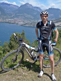 Laurenz beim Stehtraining