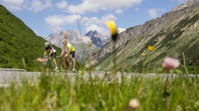 Rennrad-Region St. Anton am ArlbergPanoramablick und Höhenluft, Geschwindigkeitsrausch und Wettersturz. Rennradfahren an der Grenze zwischen Tirol und Vorarlberg bietet alles, was sportliche Biker wünschen - und spätestens beim Schuhplattl'n auch noch mehr ...