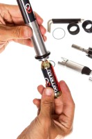 eine 16 g Patrone befindet sich am unteren Ende des Tools