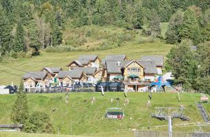 Mit den Bergbahnen wurden Mensch und Material in luftige Höhen gebracht.