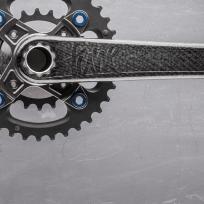Black Foot: erste Kurbel weltweit, die im Stickverfahren hergestellt wird (Multi Parallel Tech), Alu-Welle, austauschbarer Spider, SRM-kompatibel, 1/2-fach, 172,5/175mm, wiegt mit Spiderless-Kettenblatt 28Z 380 Gramm, vorläufig nur fürs MTB