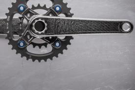 Black Foot: erste Kurbel weltweit, die im Stickverfahren hergestellt wird (Multi Parallel Tech), Alu-Welle, austauschbarer Spider, SRM-kompatibel, 1/2-fach, 172,5/175mm, wiegt mit Spiderless-Kettenblatt 28Z 380 Gramm, vorläufig nur fürs MTB