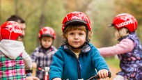 KIDS AUFS BIKE!Wie man Kindern das Radfahren beibringt und was dabei tunlichst vermieden werden sollte. Plus: Das perfekte Kinderrad - worauf es ankommt.