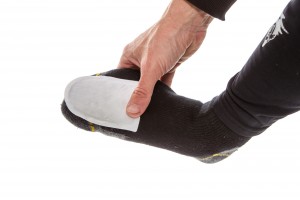 die Zehenwärmer werden mit der Klebeseite oben oder unten an den Socken angebracht