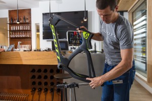 Lars works with a modified (in other words: battered) Park Tool PRS-20 Team Race Stand.