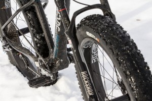 Der Rahmen (1.370 g, 2.050 Euro) ist sportlich lang, gut geschützt und,
