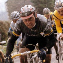 1983 Winddichtes JerseyBernard Hinault trug bei seinem Sieg des Fleche Wallonne Klassikers das erste winddichte Jersey.