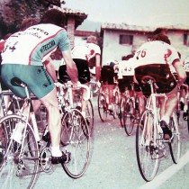 1981 Erste farbige Shorts Maurizio stattete beim Giro 1981 eine Handvoll Fahrer mit den ersten farbigen Lycra-Shorts aus - zu einer Zeit, als nur schwarze Hosen erlaubt waren.