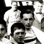 1948 Maurizio CastelliGeburtstag von Armandos Sohn, Maurizio Castelli. Er bewunderte schon als Kind die Rennerfolge von Fausto Coppi, welcher die Rennen stets in Vittore Gianni Bekleidung bestritt - so auch im ersten TT-Einteiler aus Seide.