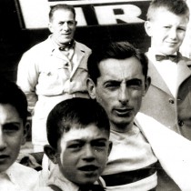 1948 Maurizio Castelli
Im Jahr 1948 wurde Armandos Sohn, Maurizio Castelli. geboren. Er bewunderte schon als Kind die Rennerfolge von Fausto Coppi, welcher die Rennen stets in Vittore Gianni Bekleidung bestritt - so auch im ersten TT-Einteiler aus Seide.