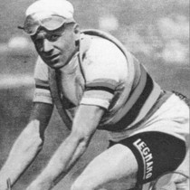 1910 Alfredo BindaDie erste Radsportbekleidung wurde für den Weltmeister und fünffachen Giro-Sieger Alfredo Binda produziert.