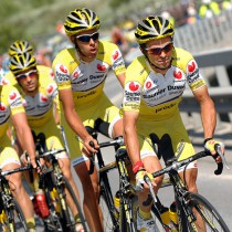 2007 Aero-Revolution
Castelli revolutionierte die Rennbekleidung erneut und unterstützte das Team Saunier Duval mit Aero-Trikots, Aero-Trägerhosen und den leichtesten Trikots, die jemals im Profi-Radsport zum Einsatz kamen.
