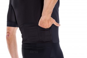 Die obere Hälfte besitzt speziell gestaltete Schulternähte und eng anliegende Taschen.