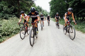 Mountainbiker, Cyclocrosser und breit bereifte Rennradler gemeinsam auf Tour.