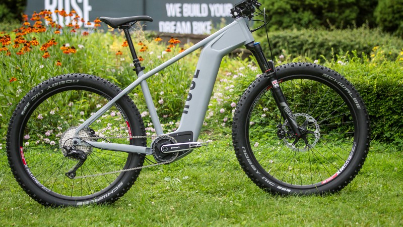 Roses erstes Plus-Bike bietet eine weitere Premiere. Es ist auch der Deutschen erstes E-MTB.