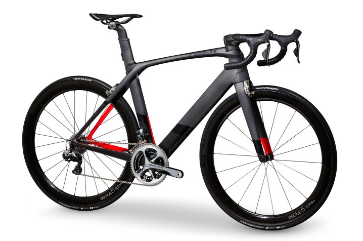 Ein radikales Facelifting hat Treks Straßen-Klassiker Madone 9 absolviert. Es geht jetzt als Aero-Renner mit komplett integrierten Zügen an den Start.