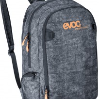 Der Street-Rucksack mit Helmhalterung sowie Notebook- und Kamera-Fach ergänzt die Serie für Reise und Alltag.