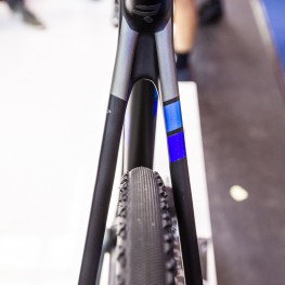 Bis zu 42 mm breite Reifen passen in den Carbonrenner.