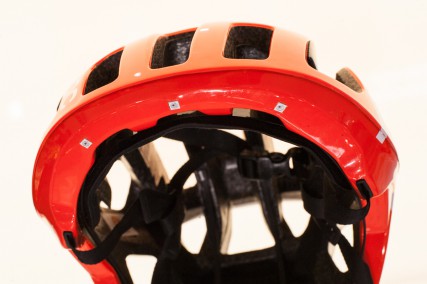 Der Helm ist mit kleinen Leuchten auf der Stirnfläche ausgestattet, welche signalisieren, aus welcher Richtung das Auto sich nähert. Ob sich aus der Studie je ein Serienprodukt entwickelt, steht noch in den Sternen.