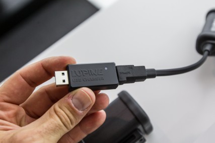 USB-Strom in die andere Richtung: mit dem ultrakompakten USB Charger lassen sich Lupine-Akkus via USB laden