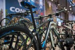 Die beiden Topmodelle 829 und 827 sind mit XT und Rock Shox Reba RL gut ausgerüstet.
Die Einstiegsmodelle 729 und 727 kommen mit XT/ Deore Mix und Recon Silver TK.