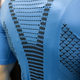 Die Cool Zone mit Y-Struktur erzeugt einen mechanischen Push-Pull-Effekt, welcher die Feuchtigkeit schnell verteilt.