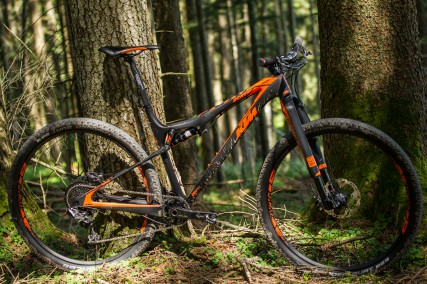 Am 100-mm-Fully Scarp wurde an der Geometrie gefeilt: Sitzwinkel etwas steiler (0,5°), Tretlager tiefer, längeres Oberrohr, mehr Reach, kürzerer Vorbau, 70° Lenkwinkel. Bestückungstechnisch geht einfach alles: ein- bis dreifach, mechanisch, elektronisch, absenkbare Sattelstütze … Der Rahmen wird in drei Versionen angeboten, nur das Vollcarbon-Topmodell verfügt dabei über ein Boost-Heck. Zu haben ab 2.299 Euro (Alu).