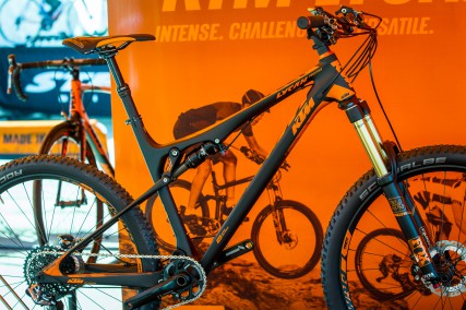 Auch das Touren-Fully Lycan, im Gegensatz zum rennorientierten Twentyniner Scarp ein 650B-Bike, hat die Boost-148er-Nabe vorerst nur im Vollcarbon-Rahmen verbaut. Daneben gibt’s einen Carbon/Alu-Mischrahmen und einen, der komplett aus Alu gefertigt ist; gemein ist ihnen allen 125 mm Travel am Heck, vorne 130. Die Preise der siebenteiligen Linie reichen von 1.999 bis 6.499 Euro.