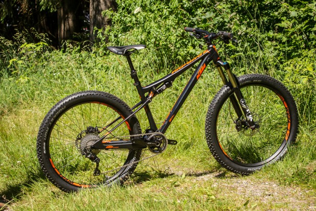 Das Alu-Trailbike Kapoho hat nicht nur den neuen SLL-Hinterbau, sondern auch 3“ breite Reifen, ist also ein 27,5+ Bike. Darüber hinaus gibt’s Boost-Naben, 125/130 mm Federweg und eine Pedelec-Version (Macina Kapoho) mit Bosch-CX-Motor. Die stromlose Variante wird von Shimanos neuer Elffach-XT angetrieben und kostet 3.899 Euro.