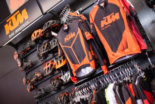 KTMs Zubehör-Schiene weiter ausgebaut, etwa um Schuhe mit anpassbarer Bootdoc-Innensohle