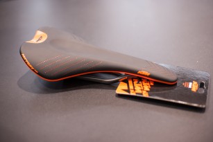 oder den Sattel Prime Carbon mit Kohlefaser-Gestell und -Schale, fesch gelochtem Lorica-Bezug und rund 290 g.