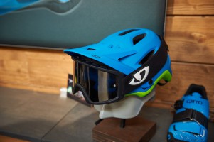 Eine volle Goggle-Kompatibilität (Visier verstellbar, Gummi-Grip für den Brillengurt) und ein abnehmbarer Helmkamera-Mount runden das Paket ab.