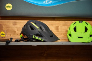 Rundumschutz bei schlanker Silhouette will Giros neuer Enduro-Helm Montaro bzw. Montara (die Damen-Version) um 179 Euro bieten.