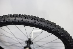 Der zum Trail Bite passende WCS Trail Drive-Hinterreifen beißt sich dank weicher Gummimischung in jedem Untergrund fest. Erhältlich in 27,5" und 29" in einer 57 mm breiten 2,25" Ausführung.