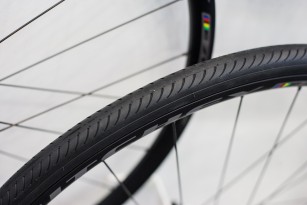 Passend für alle Fahrten, wo die Straße endet und Schotter die Wege belagert, ist der WCS Tom Slick. Der 700 x 27c Reifen kommt mit 120 TPI Karkasse und wiegt nur 285 g.
