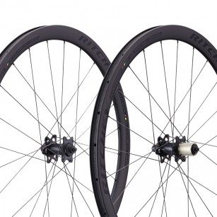 Die WCS Apex 38 Clincher Carbon-Laufräder sind mit einer breiten Felge (18,4 mm Maulweite) mit Tubeless-Ready-Standard aufgebaut. Zusammen mit den Phantom Flange-Naben und J-Speichen bilden sie eines der leichtesten und gleichzeitig steifsten Laufrad-Sets, die Ritchey je gebaut hat. Erhältlich für Felgen- (685 g vorne, 875 g hinten) oder Disc-Brakes (827 g vorne, 920 g hinten), auch als 12 mm Steckachsen-Option.