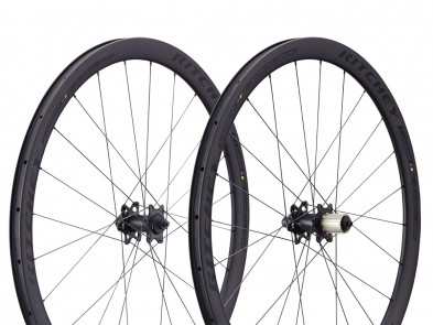 Die WCS Apex 38 Clincher Carbon-Laufräder sind mit einer breiten Felge (18,4 mm Maulweite) mit Tubeless-Ready-Standard aufgebaut. Zusammen mit den Phantom Flange-Naben und J-Speichen bilden sie eines der leichtesten und gleichzeitig steifsten Laufrad-Sets, die Ritchey je gebaut hat. Erhältlich für Felgen- (685 g vorne, 875 g hinten) oder Disc-Brakes (827 g vorne, 920 g hinten), auch als 12 mm Steckachsen-Option.