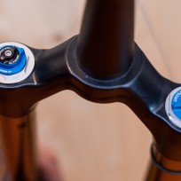 Teil von FIT4 ist die Schnellverstellung an der Gabelbrücke in drei Stufen: Open, Medium und Firm.