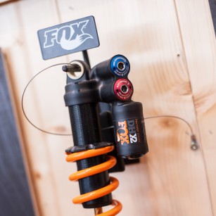 Ein Stahlfederelement ist für viele noch immer erste Wahl beim Downhill. Mit dem DHX2 werden diese Anhänger perfekt bedient, sorgt der erhöhte Öldurchfluss für eine optimal kontrollierte und stets konstante Dämfung und Ti-Nitrid-Beschichtung für feines Ansprechverhalten. High- und Low-Speed Kompressions- und Zugstufendämfung sind unabhängig voneinander justierbar.