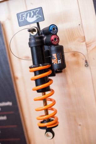 Ein Stahlfederelement ist für viele noch immer erste Wahl beim Downhill. Mit dem DHX2 werden diese Anhänger perfekt bedient, sorgt der erhöhte Öldurchfluss für eine optimal kontrollierte und stets konstante Dämfung und Ti-Nitrid-Beschichtung für feines Ansprechverhalten. High- und Low-Speed Kompressions- und Zugstufendämfung sind unabhängig voneinander justierbar.