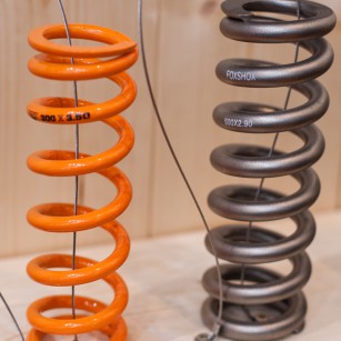 Die SLS Stahlfeder (Super Light Steel) sind leichter als Titan, und das zu erschwinglicheren Preisen (links SLS, welche mit dünneren Windungen auskommen, rechts als Vergleich ein Titan-Modell). Möglich wird dies durch eine eigens entwickelte Oberflächenbehandlung und ein spannungsreduzierendes Herstellungsverfahren. Erhältlich sind die Federn in 25-Pfund Abstufungen.
