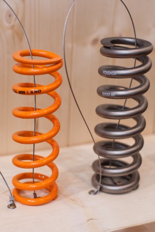 Die SLS Stahlfeder (Super Light Steel) sind leichter als Titan, und das zu erschwinglicheren Preisen (links SLS, welche mit dünneren Windungen auskommen, rechts als Vergleich ein Titan-Modell). Möglich wird dies durch eine eigens entwickelte Oberflächenbehandlung und ein spannungsreduzierendes Herstellungsverfahren. Erhältlich sind die Federn in 25-Pfund Abstufungen.
