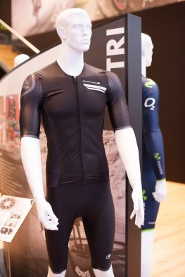Die brandneuen Triathlon-Anzüge QDC (Quick - Dry - Cool) legen naturgemäß ihr Hauptaugenmerk auf Aerodynamik. Erhältlich sind sind die Anzüge als Einteiler oder Trikot mit Hose für Damen und Herren.