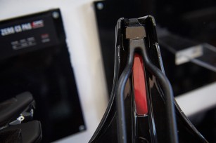 Mit nur noch 240 mm wurde der Sattel um 4 cm verkürzt, die Sitzfläche rückt damit ebenfalls weiter 
nach vorne.
