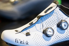 In Schwarz oder Weiß kostet der 227g schwere Schuh € 350,-